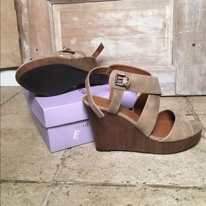 NWT! Tan wedge super cute!